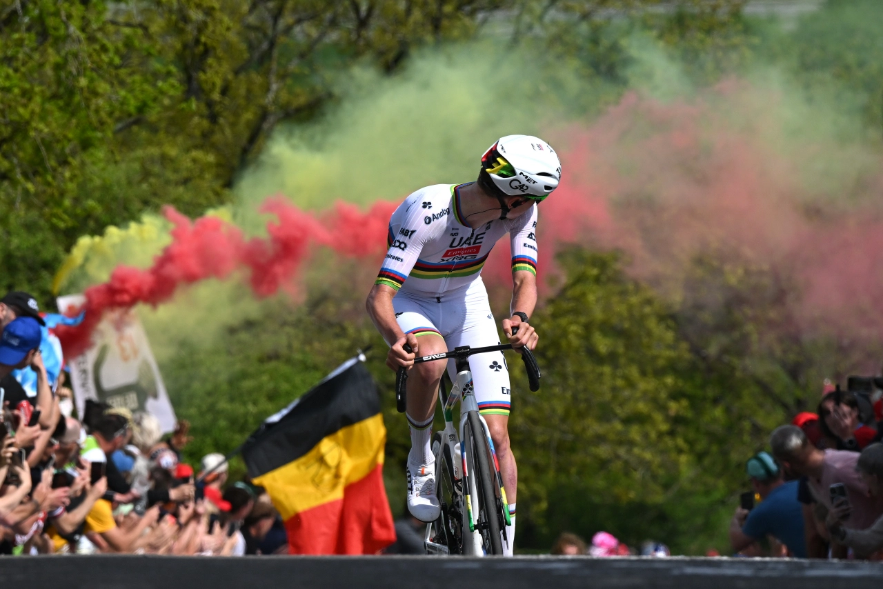 Il campione del mondo Tadej Pogacar sul traguardo della Liegi-Bastogne-Liegi