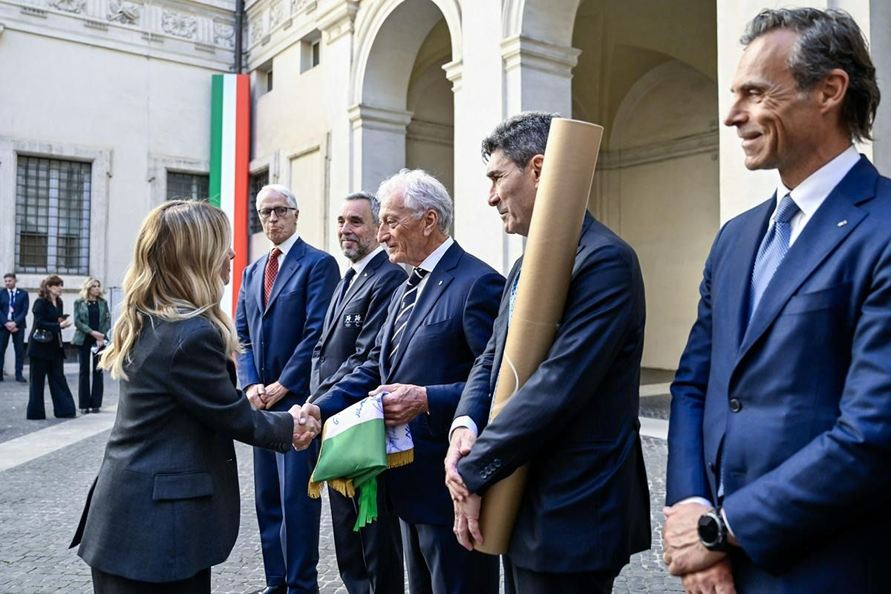 coni-cnx117162-1200px-1600-1000-80